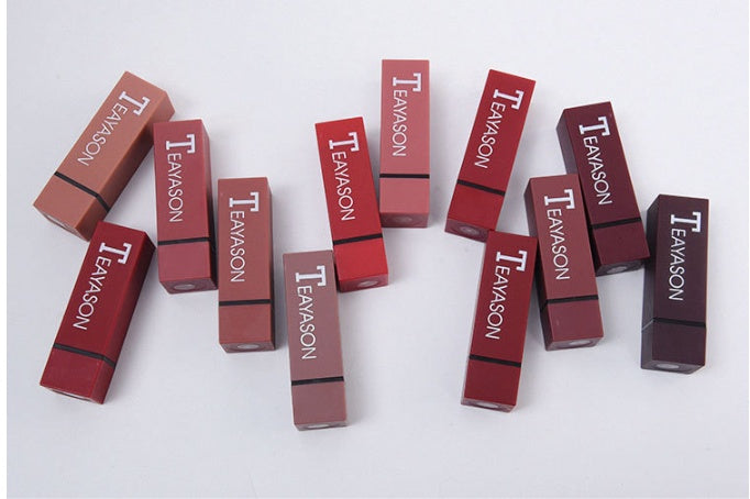 Nuevo juego de 12 labiales mate en tubo cuadrado.