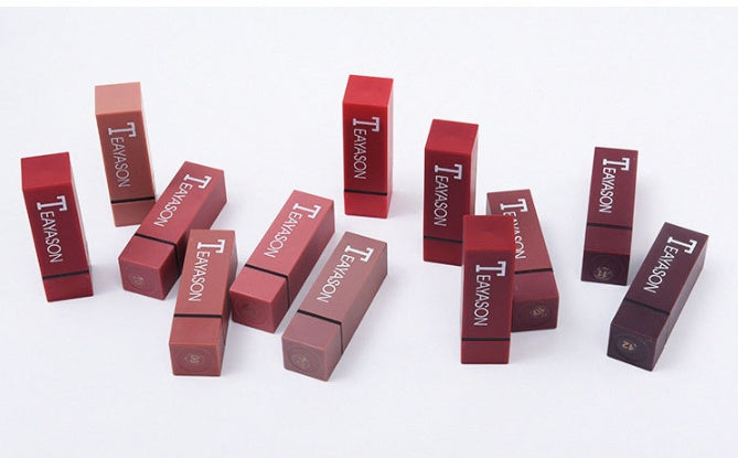 Nuevo juego de 12 labiales mate en tubo cuadrado.